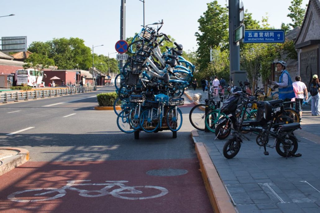 Leihräder in Peking werden an der U-Bahnstation Lamatempel abgeladen