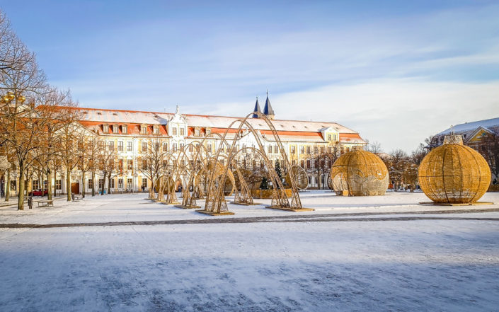 Blick auf den Landtag über den verschneiten Magdeburger Domplatz