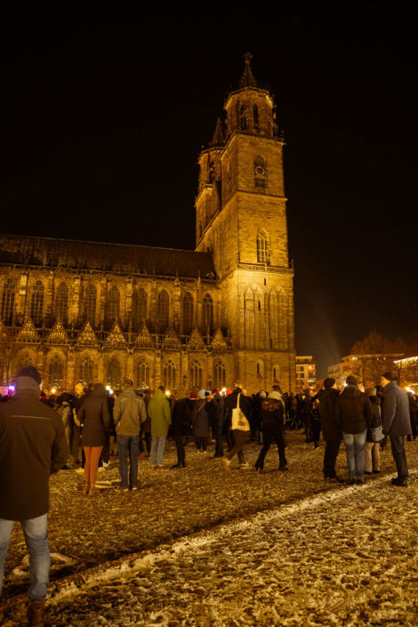 Kundgebung auf dem Magdeburger Domplatz, abends/dunkel