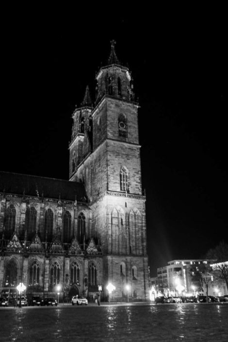 Turm des Magdeburger Doms vom Domplatz aus im Dunkeln; schwarz-weiß-Bild
