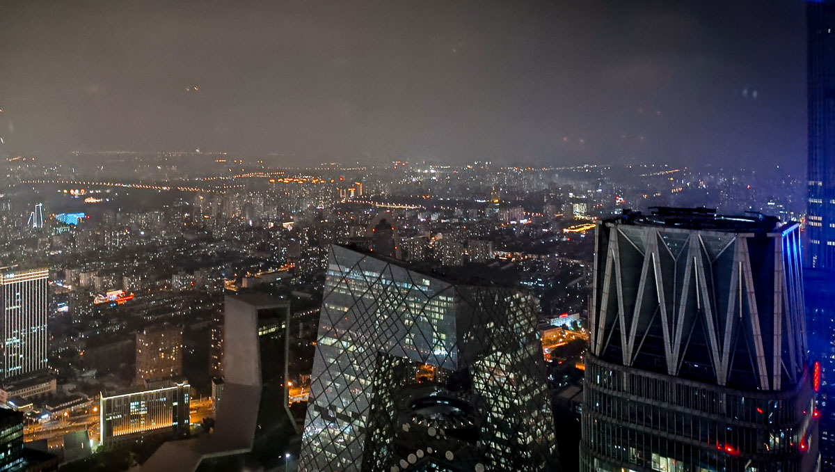Pekings CBD (Central Business District) - Blick bei Nacht aus der Atmosphere Bar, 80. Etage