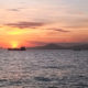 Blick von der Phönixinsel aus auf das südchinesiche Meer bei Sonnenuntergang. Die Sonne "sitzt" auf einem Schiff.